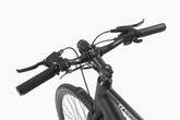 Stuur van zwarte DYU Stroll 1 elektrische fiets met handgrepen en remmen.